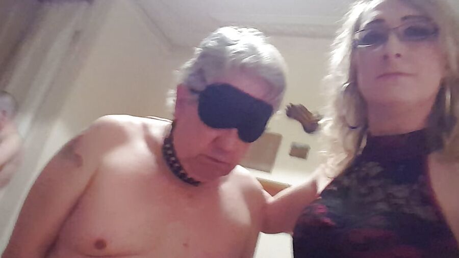 Lisa Ballbusting her Slave