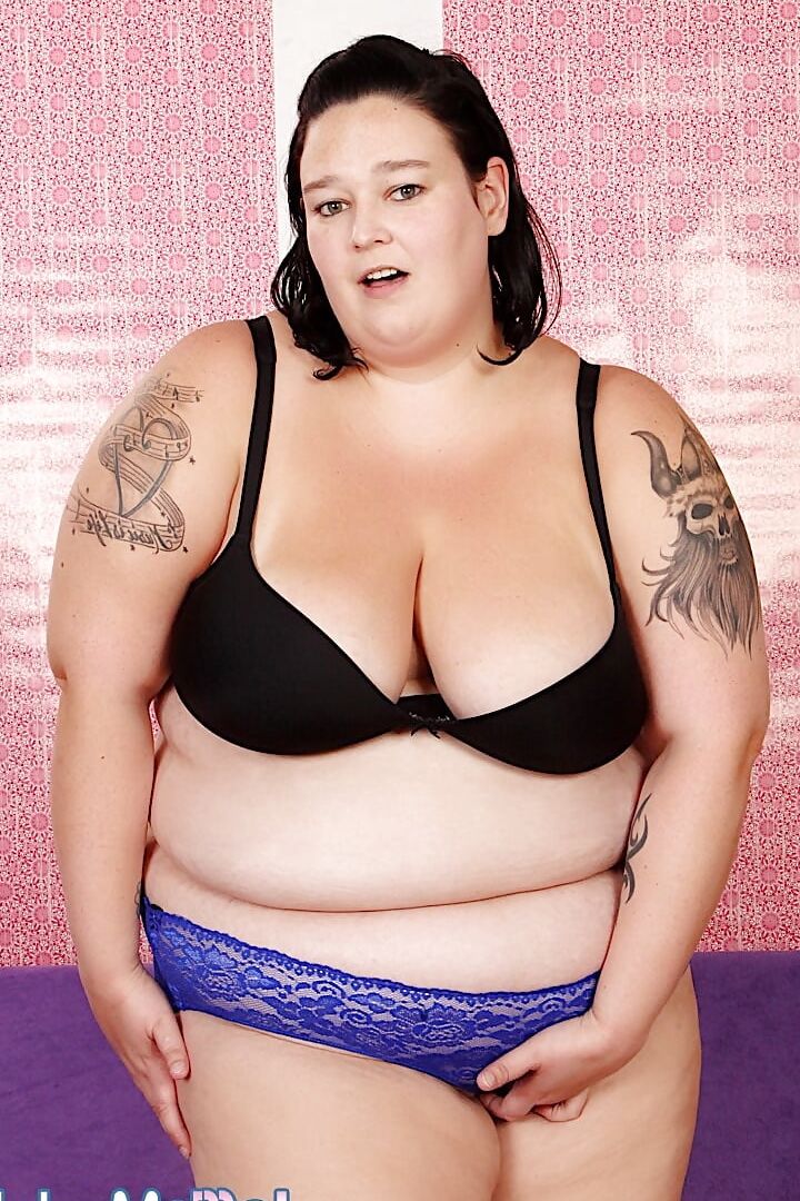Juicy plumper Valhalla Lee gets naked for you