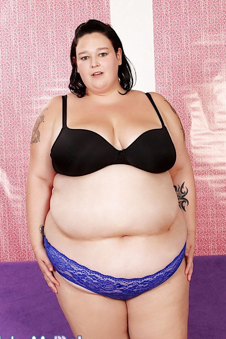 Juicy plumper Valhalla Lee gets naked for you