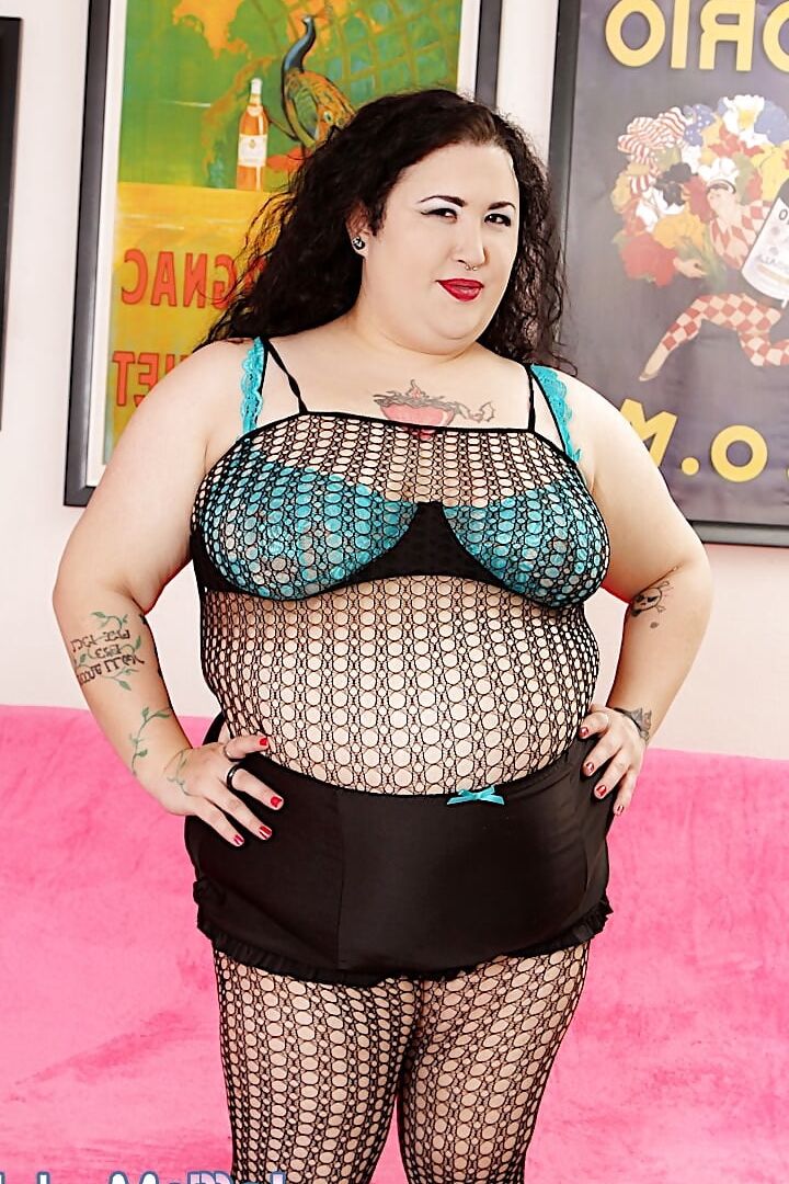 Chubby girl Moon Baby gets shows her tits and pussy