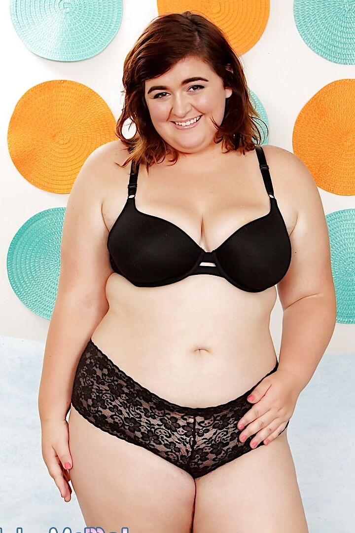 Chubby girl Maxi Pleasures gets naked
