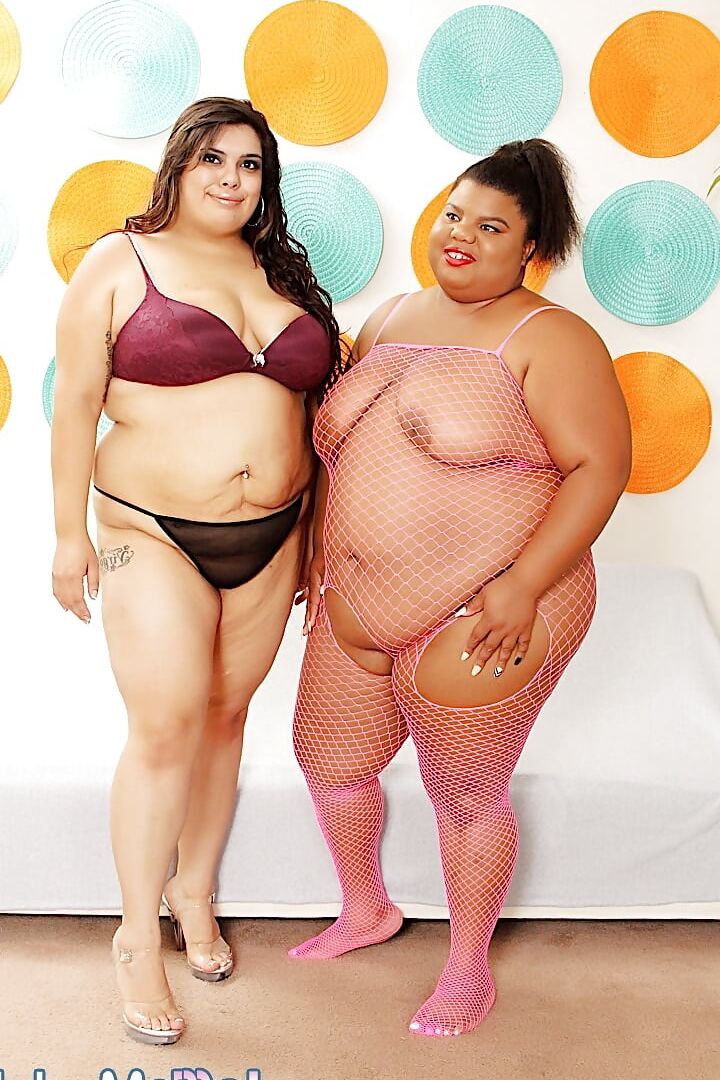 Plumpers Peaches and Bella enjoy lesbian sex