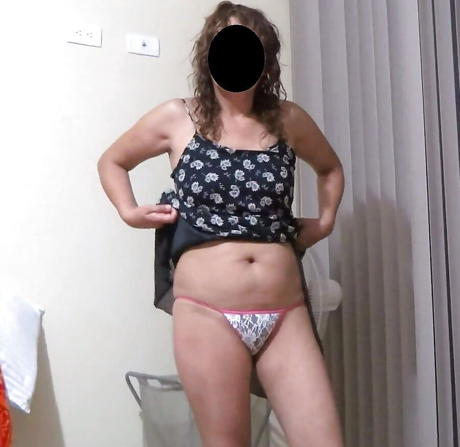 MY HOTWIFE ON THE BEACH - MI ARDIENTE ESPOSA EN LA PLAYA