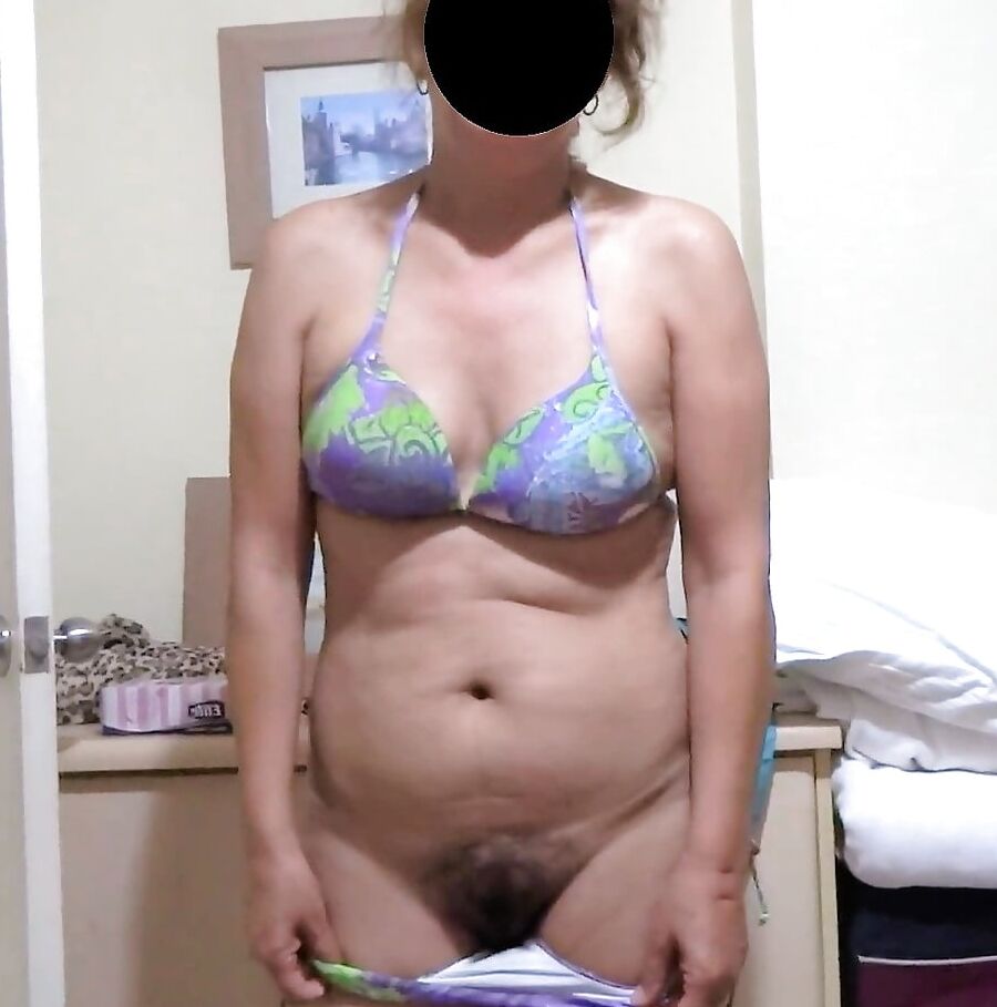 MY HOTWIFE ON THE BEACH - MI ARDIENTE ESPOSA EN LA PLAYA