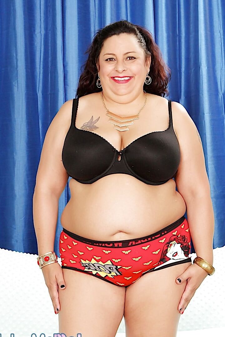 Sexy BBW Lacy Bangs shows her tits and pussy
