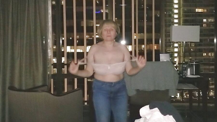 Hot mama in the city