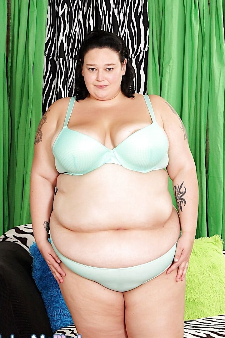 Thick and juicy BBW Valhalla Lee shows it all