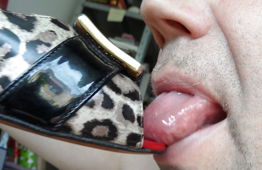 Cuming on my wifes tiger-pumps in her surgery by night