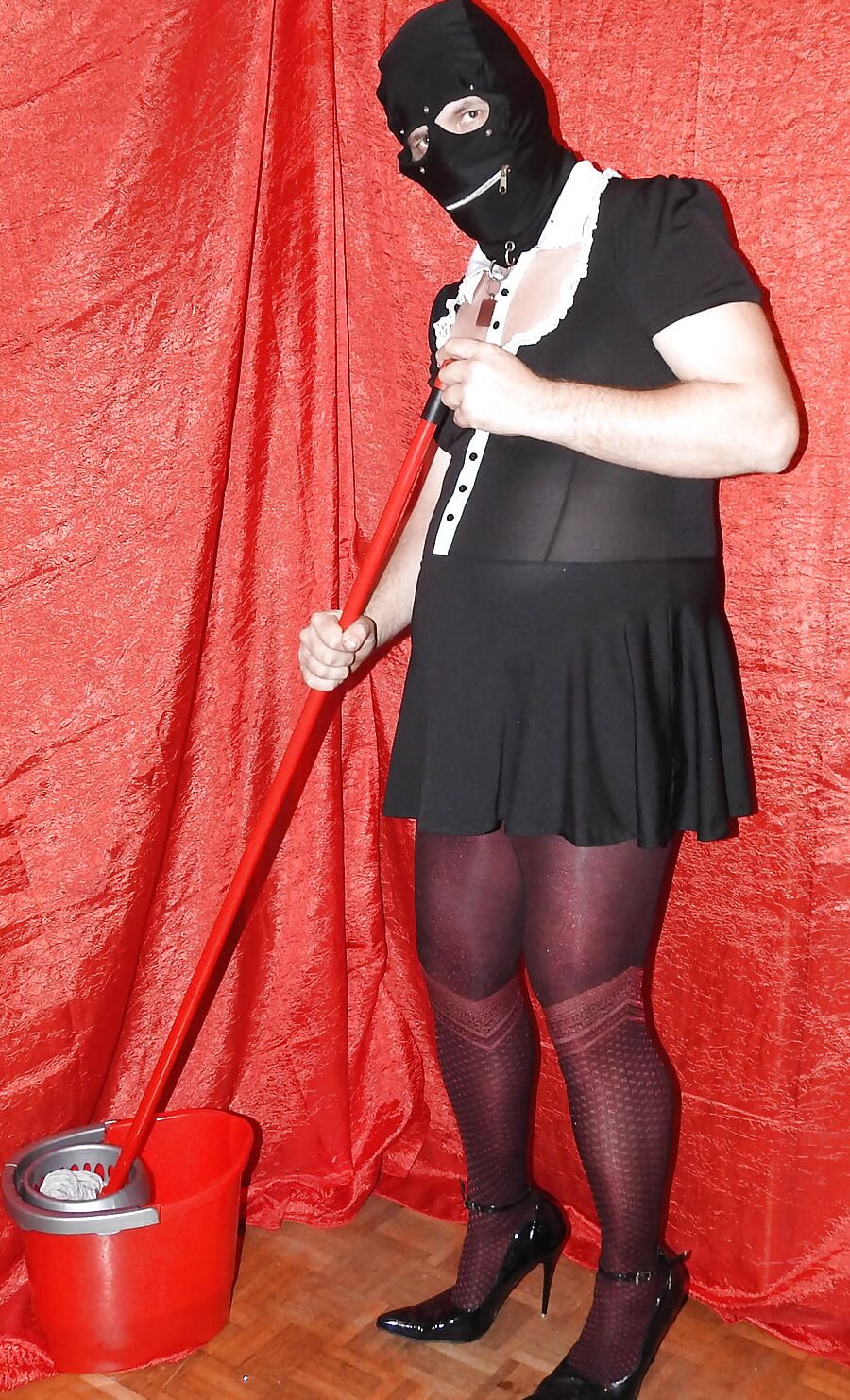 Sissy clean floor