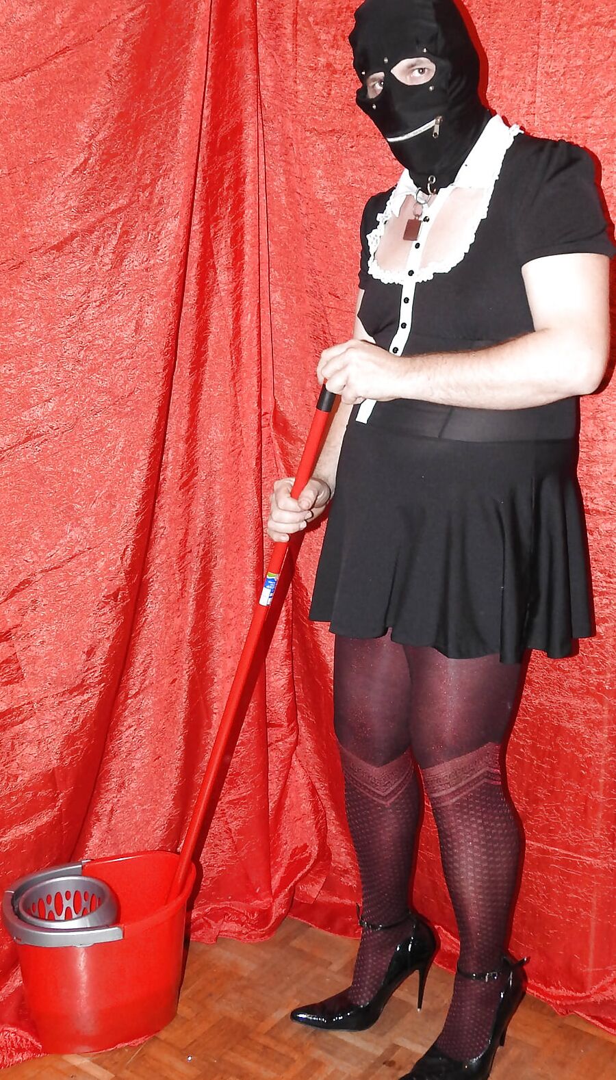 Sissy clean floor