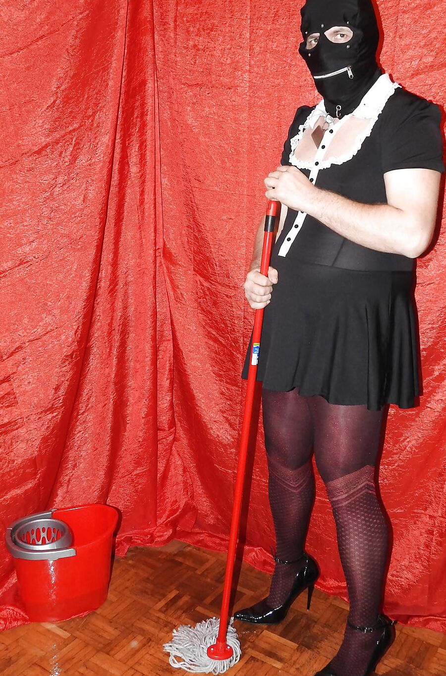 Sissy clean floor