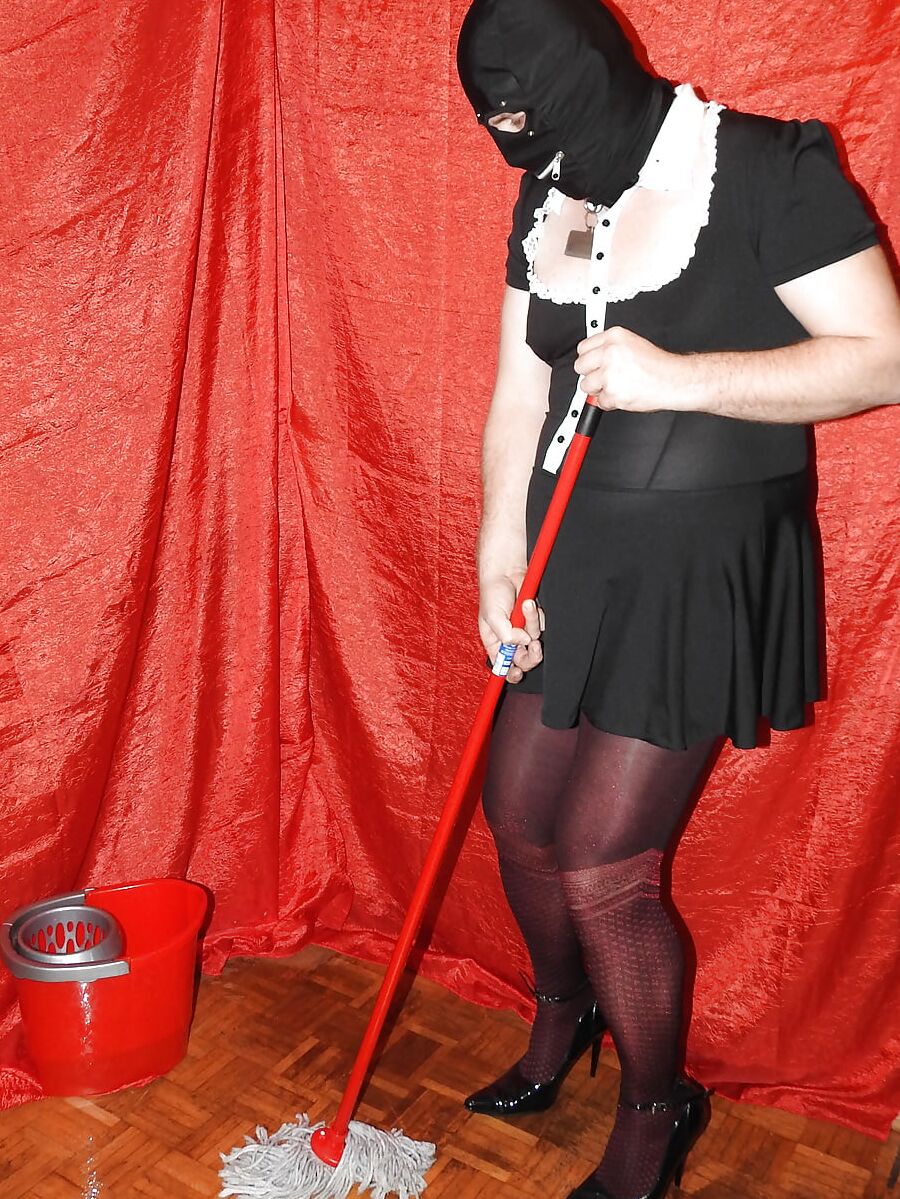 Sissy clean floor