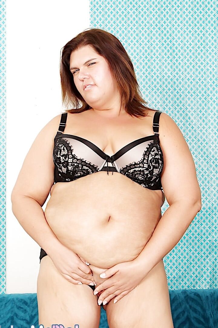 Chubby mother Danni Dawsonshows her pussy