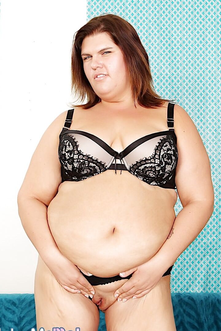 Chubby mother Danni Dawsonshows her pussy