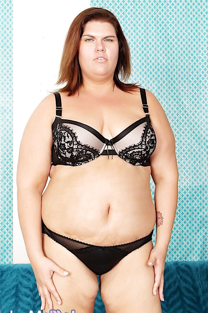 Chubby mother Danni Dawsonshows her pussy