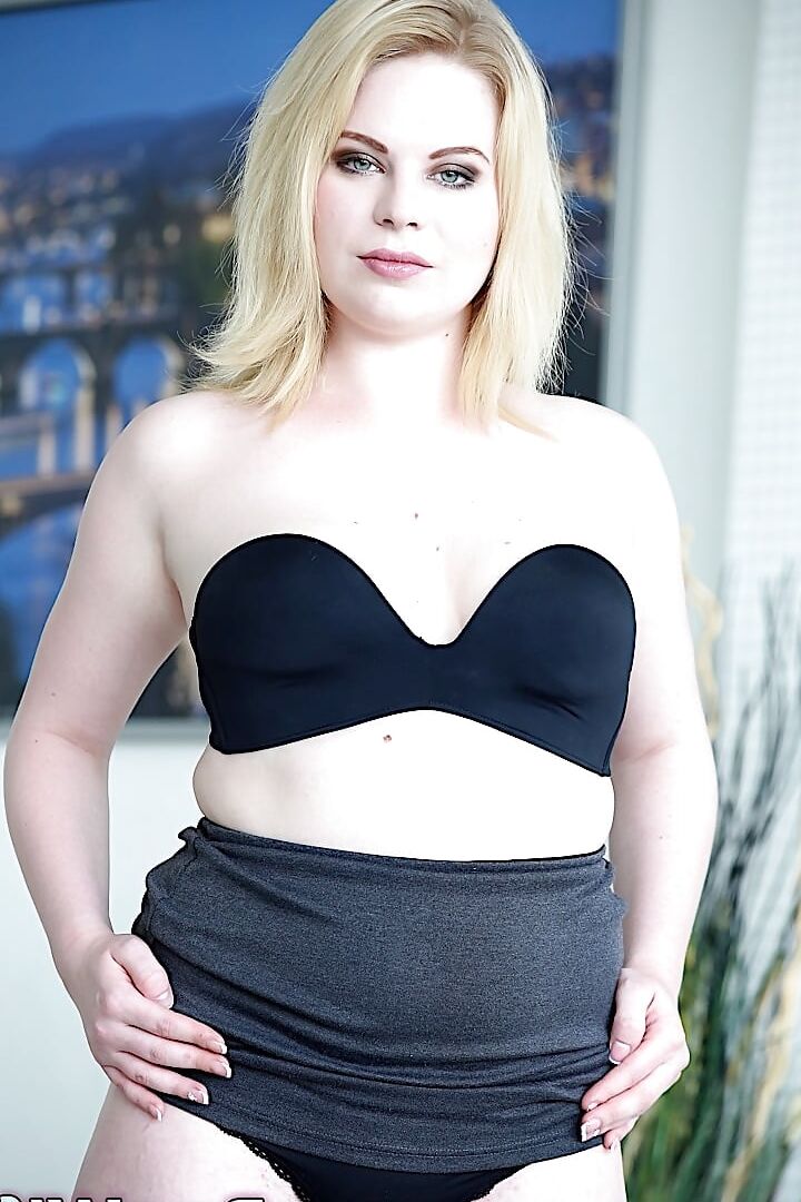 Sexy blonde MILF Adry Berty sucks cock