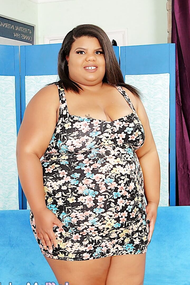 Fat ass ebony plumper Peaches Love gets naked