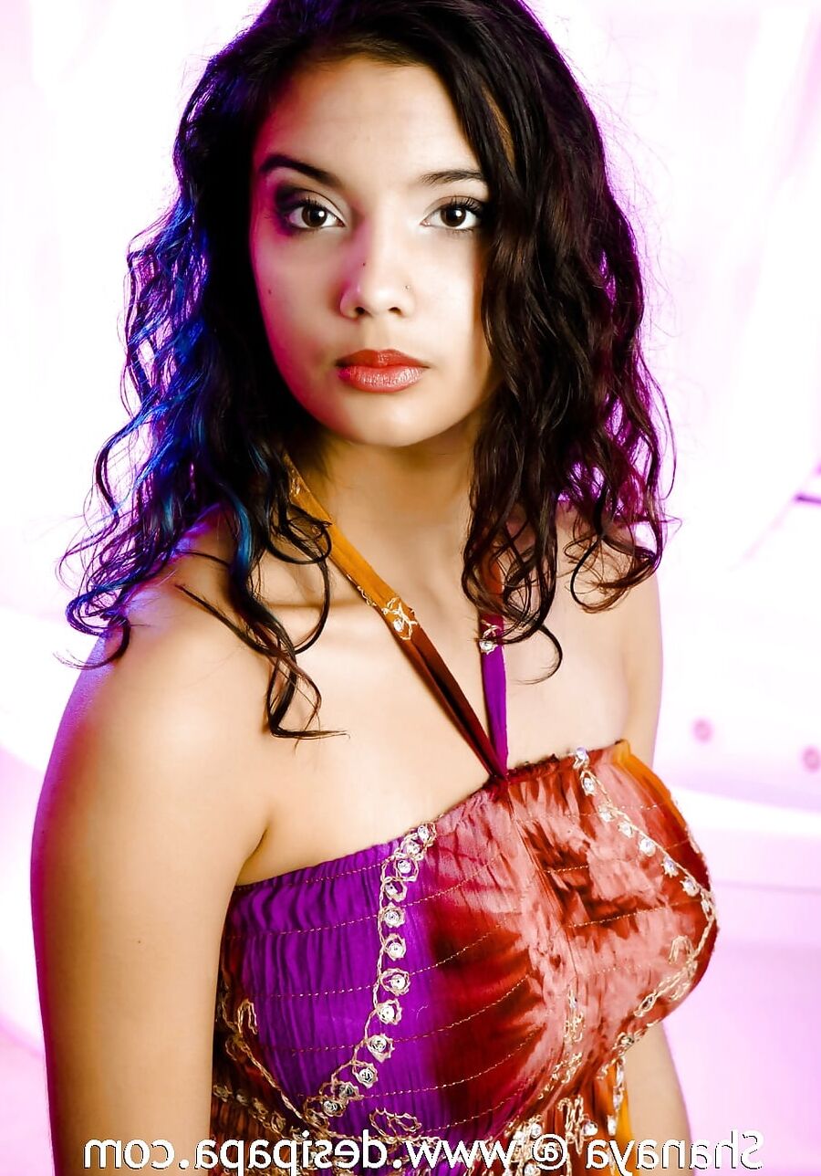Indian Babe Shanaya Expsong At DesiPapa.com