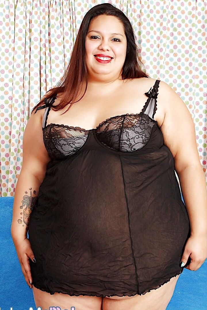 Fat girl Lorelai Givemore gets naked and sucks cock