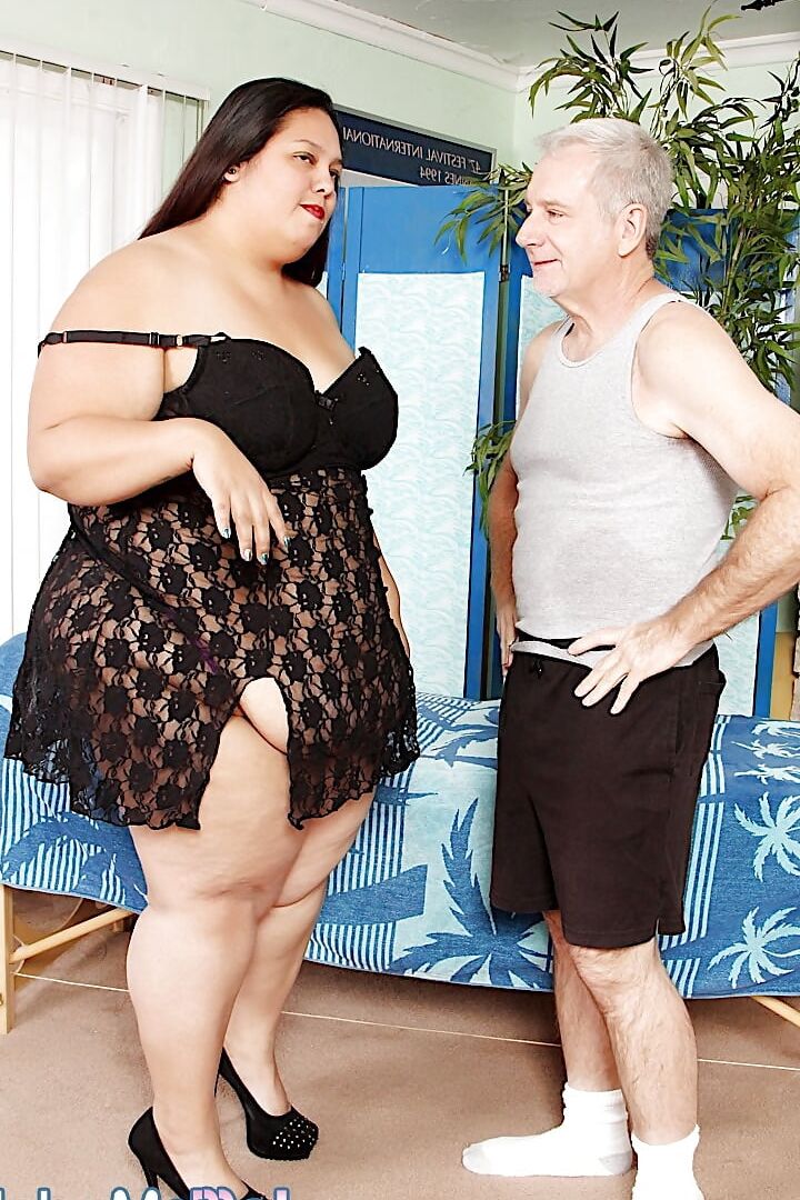 Fat girl Lorelai Givemore gets a sexy massage