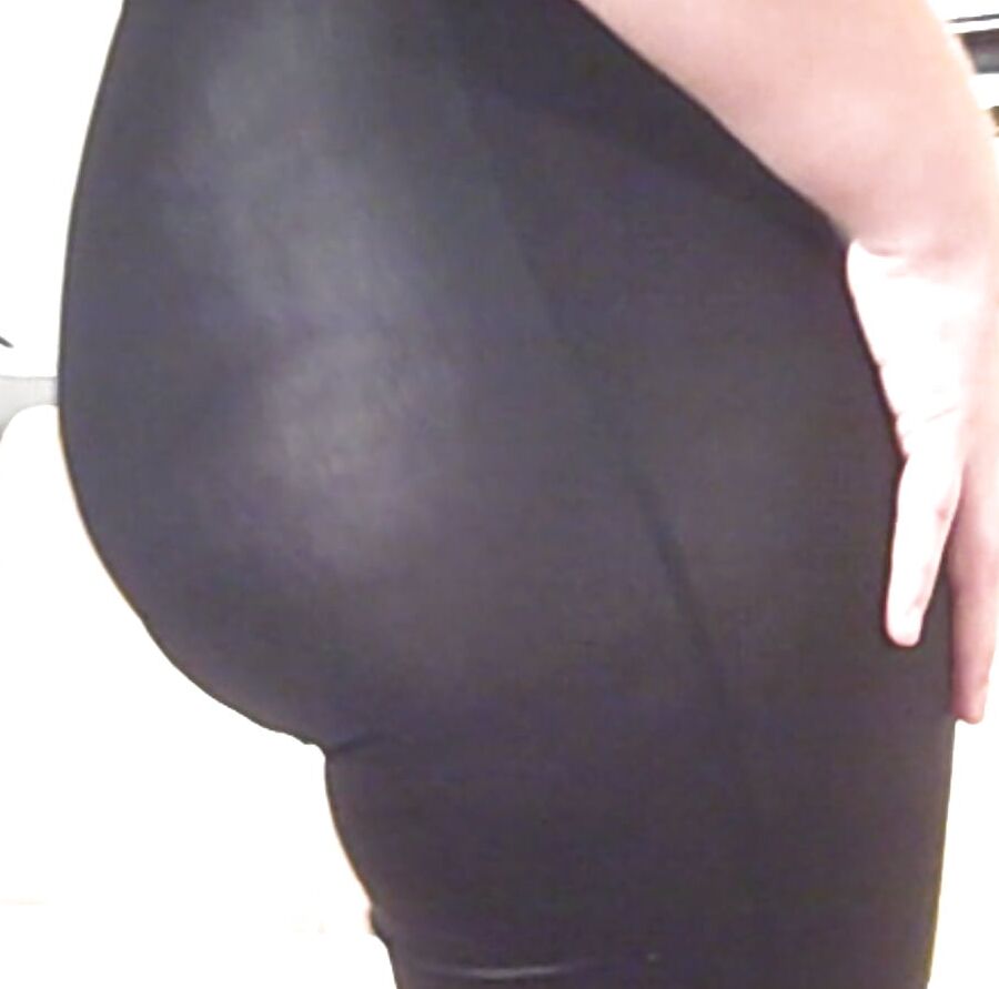 Big Ass In Wet Look Spandex Leggings