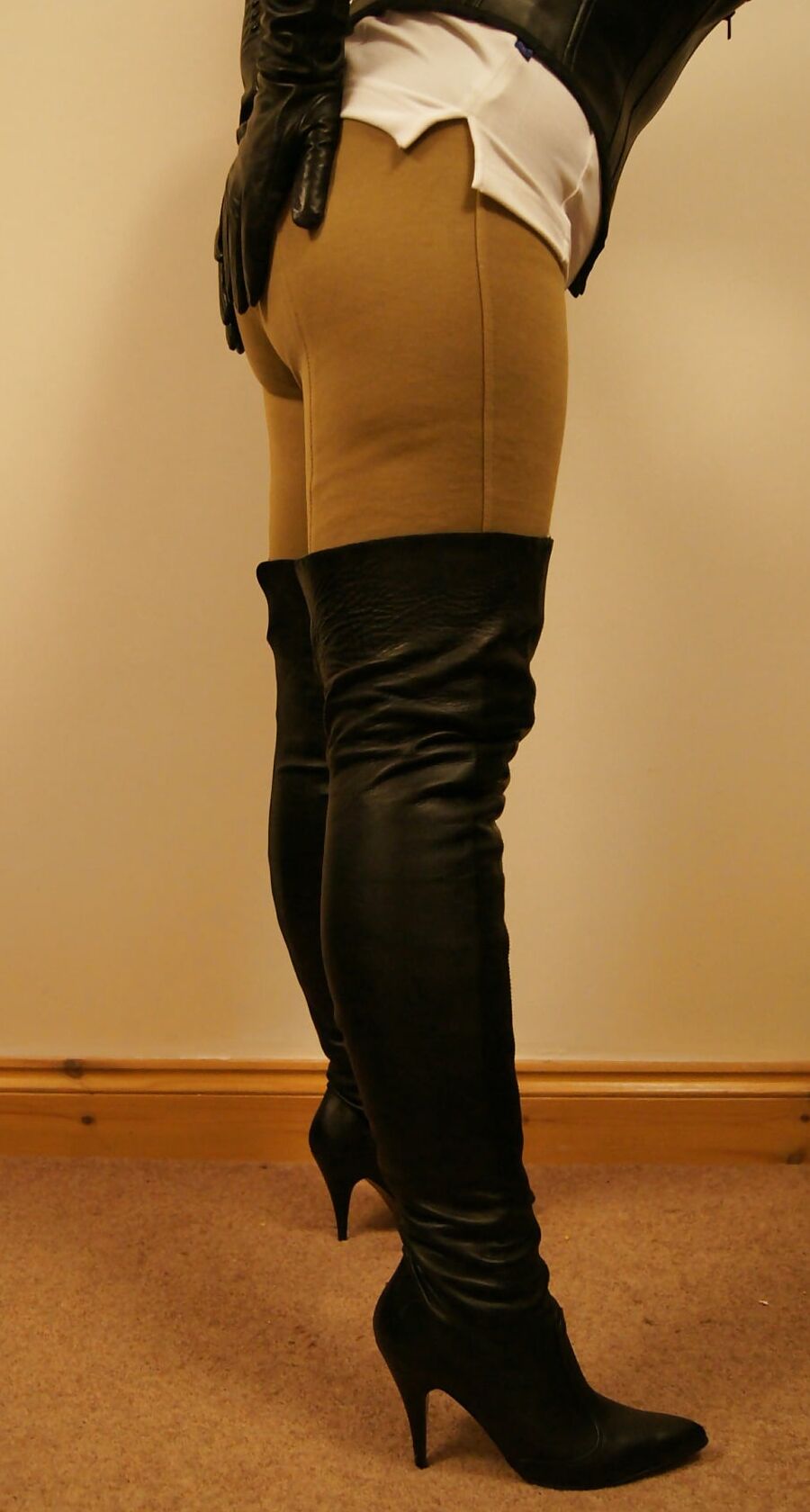 Mrs Redwinelovers192 in her Riding Gear.