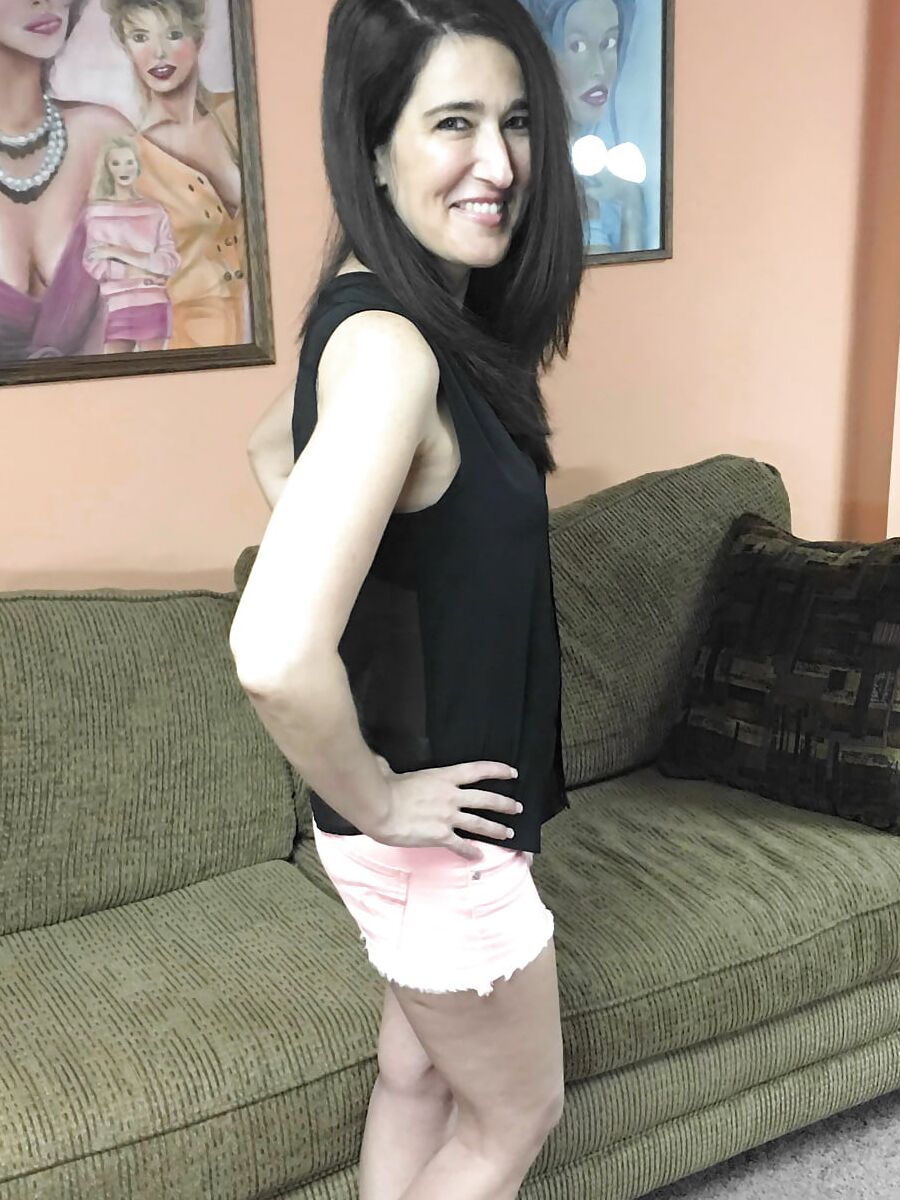 Mature hottie Deliah takes it off