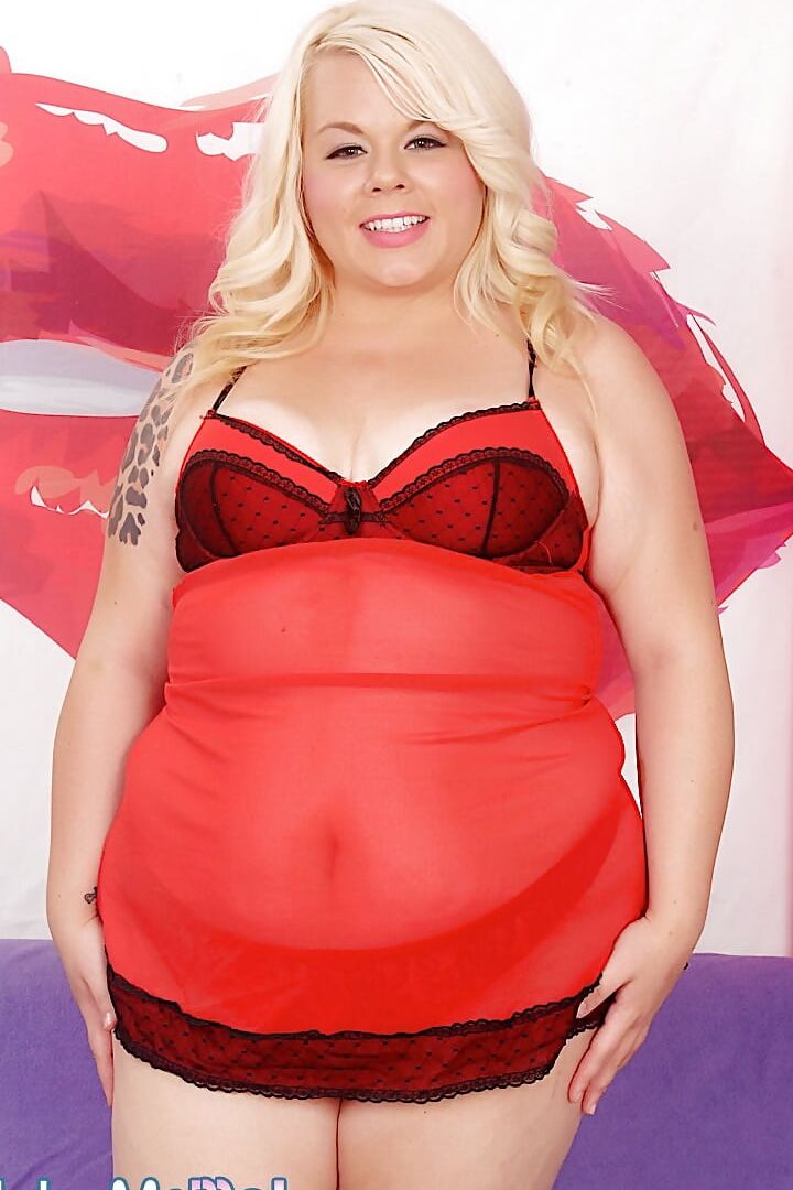 Chubby beauty Blond Dream turns wild