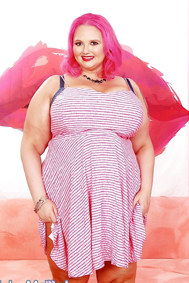 Giant titted BBW Sara Star looks hot
