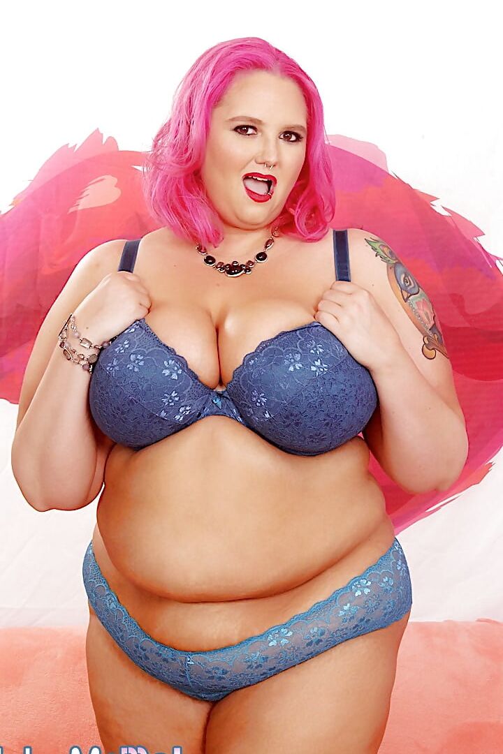 Giant titted BBW Sara Star looks hot