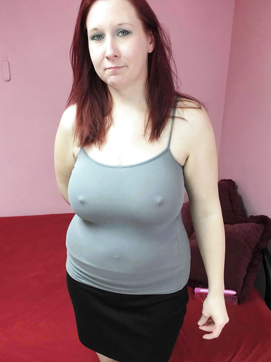 Lia Shayde fucks her plump pussy