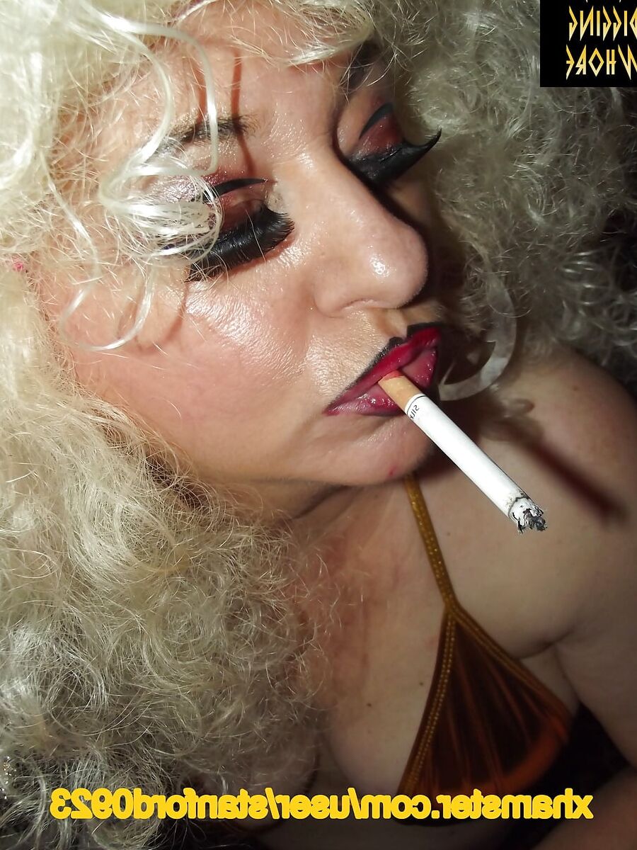 GOLD DIGGING WHORE