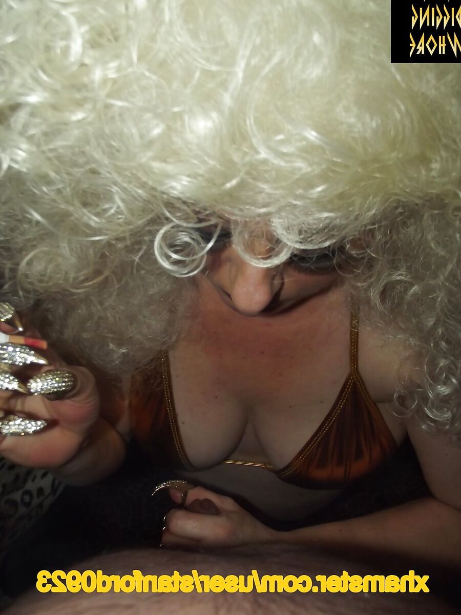 GOLD DIGGING WHORE