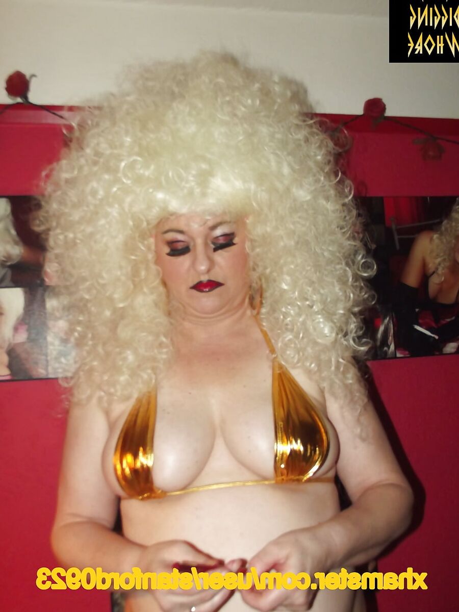 GOLD DIGGING WHORE