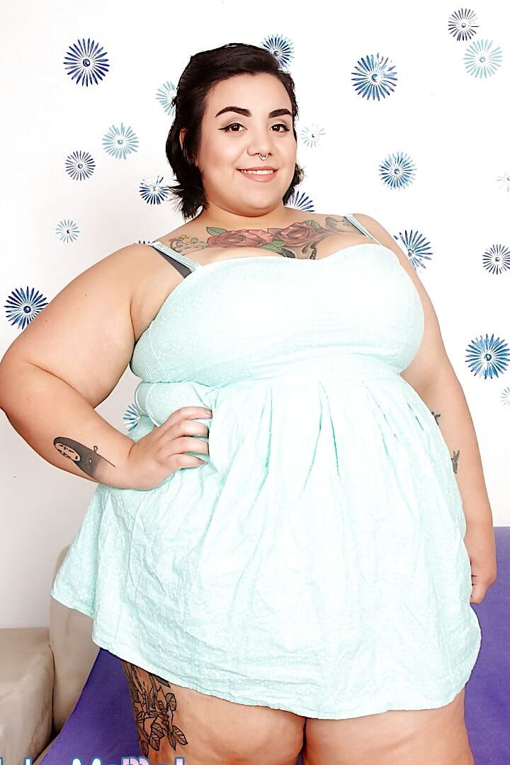 Sexy and chubby BBW Mia Riley