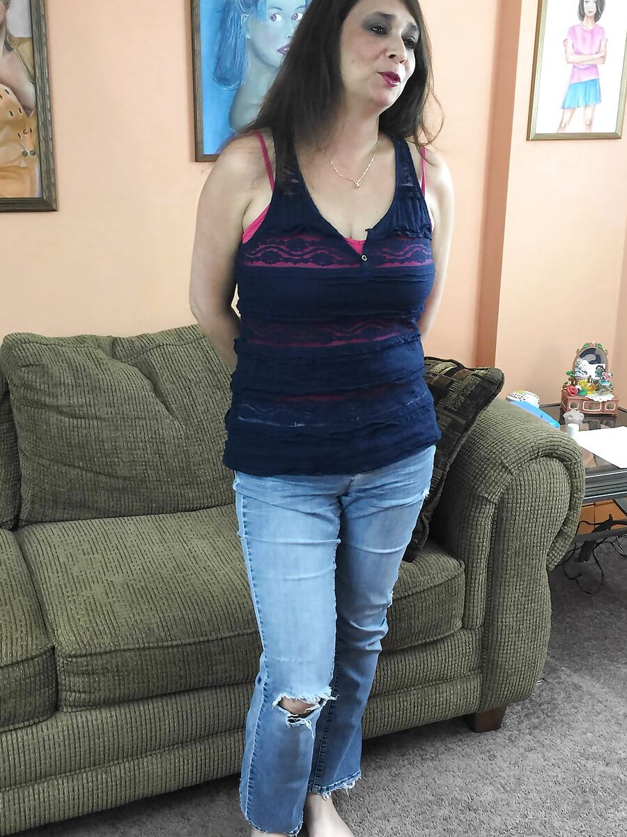 Curvy mom Alesia shows off her tits