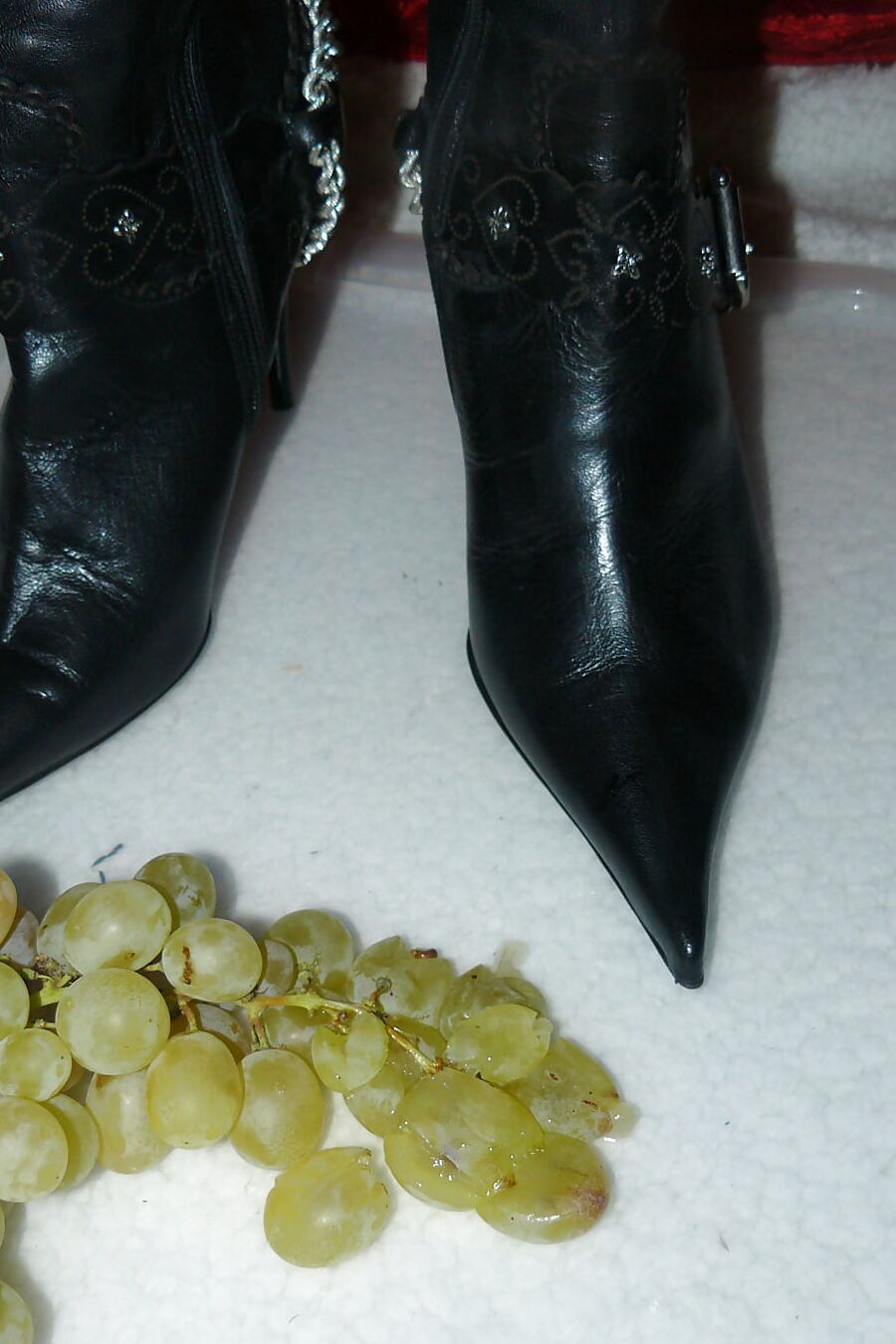 Trampl grapes and lick