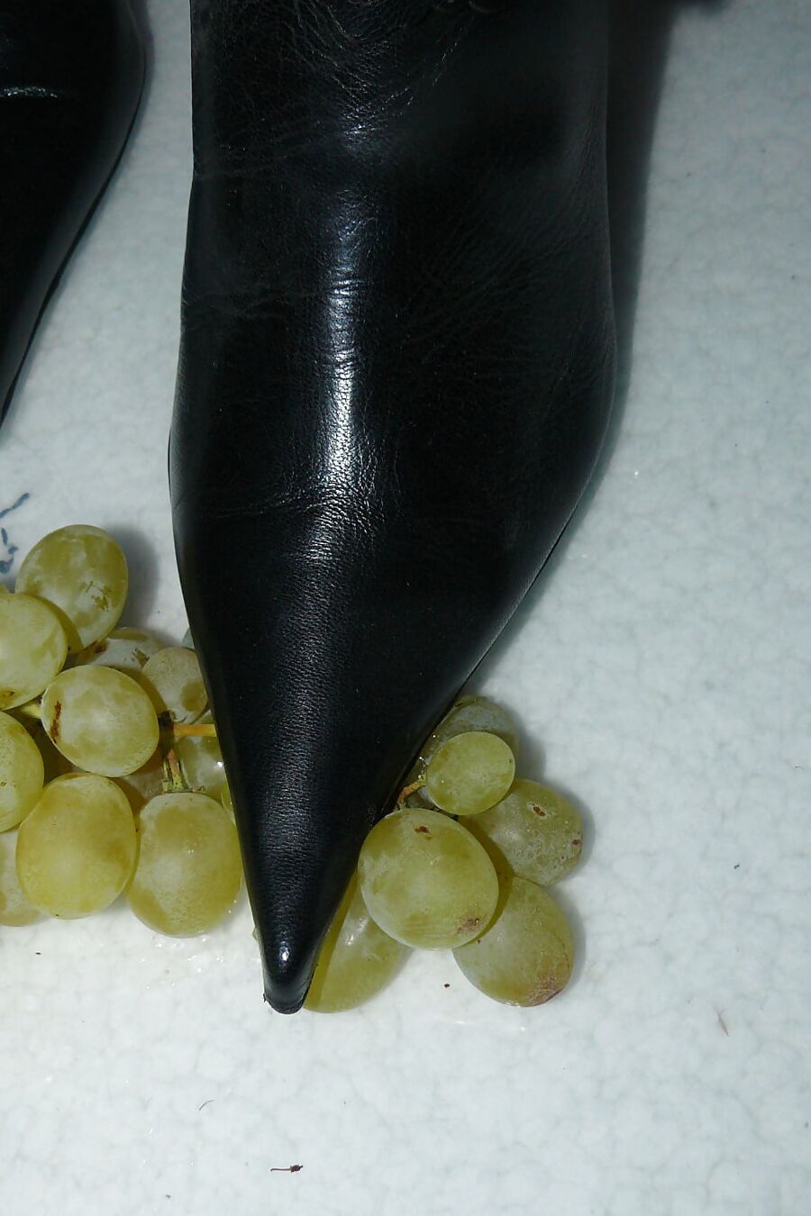 Trampl grapes and lick