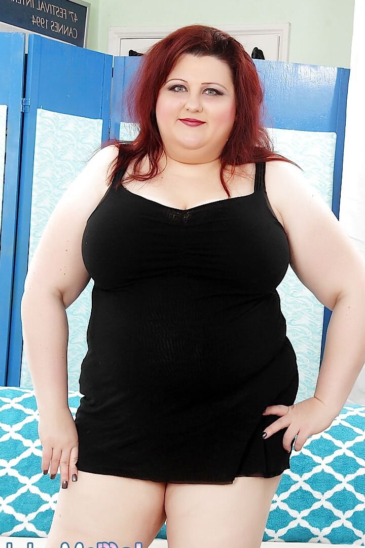 Sexy plumper Stazi goes wild