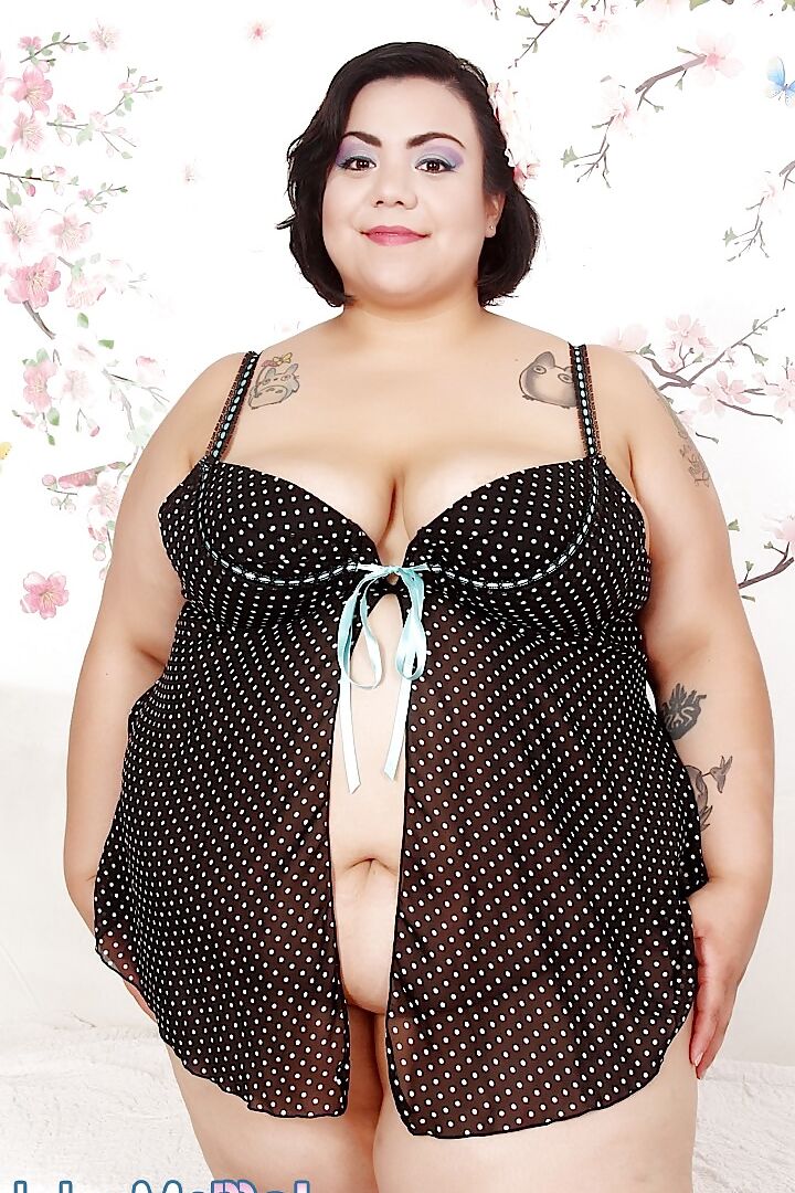Cute and chubby BBW Mia Riley