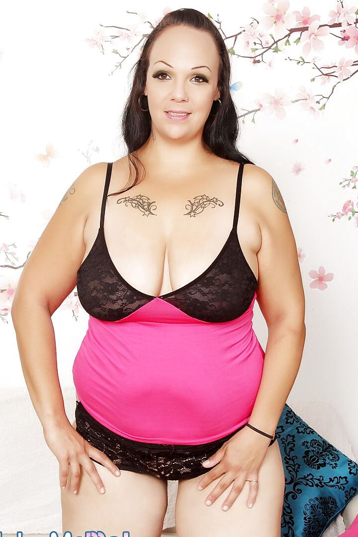 Plumper milf Savannah Star looks hot