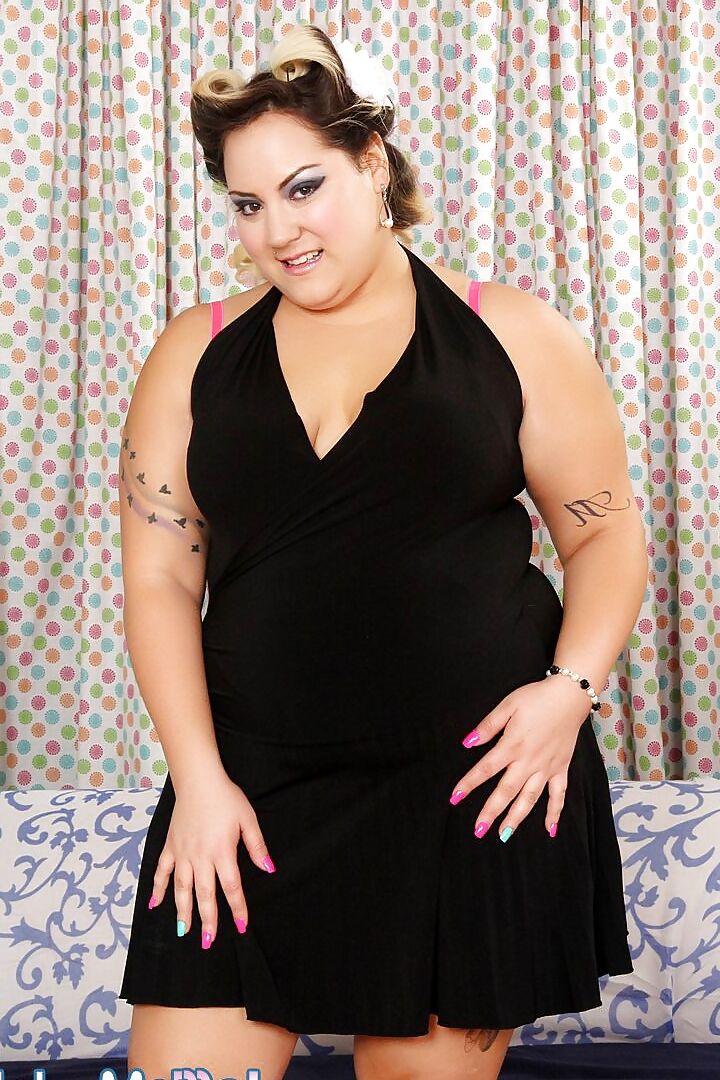 Blonde BBW Jade Rose looking sexy