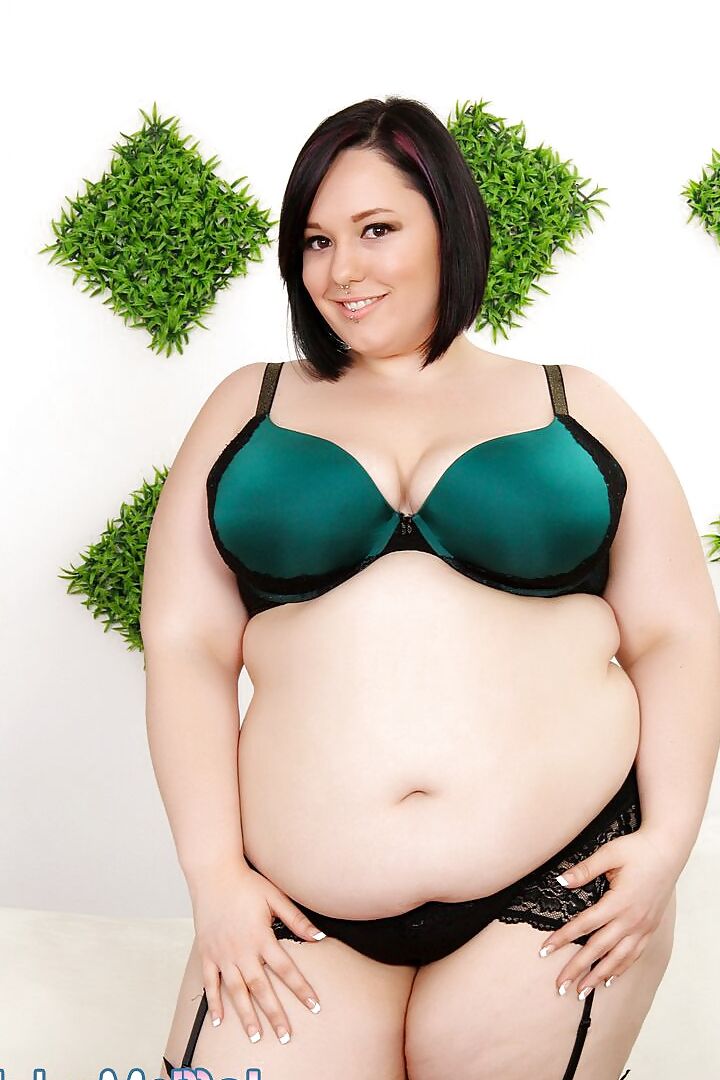 Chubby beauty Alexxxis Allure is looking sexy