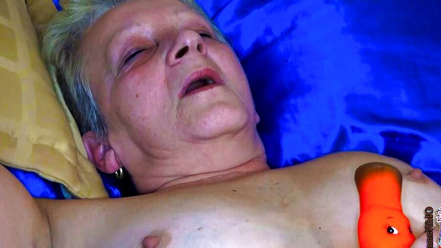 Wet granny pussy play