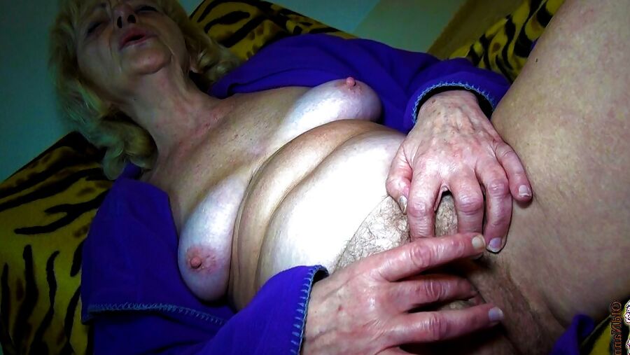 Wet granny pussy play