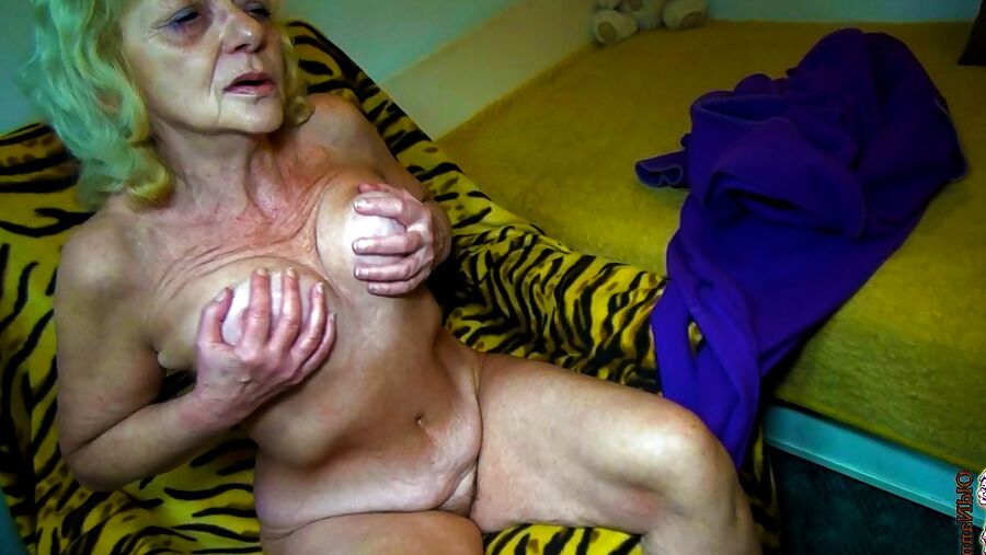 Wet granny pussy play