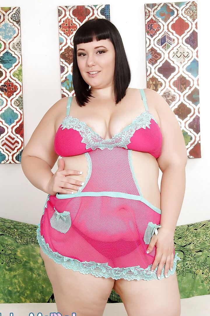 Cute plumper Alexxxis Allure shows off all