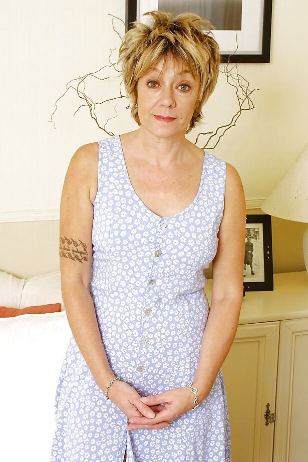 British grandma Roxy from OlderWomanFun