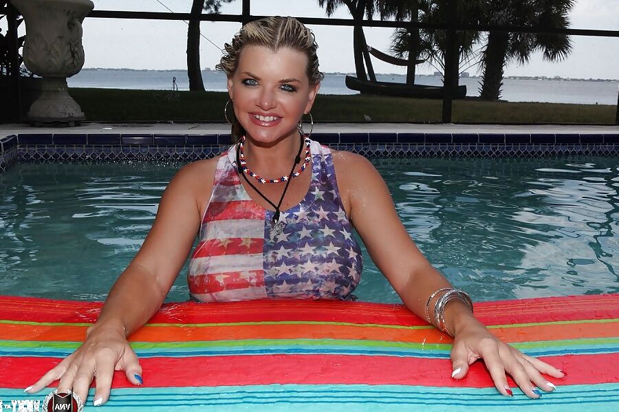 Vicky Vette - Big Tits in the Pool!!
