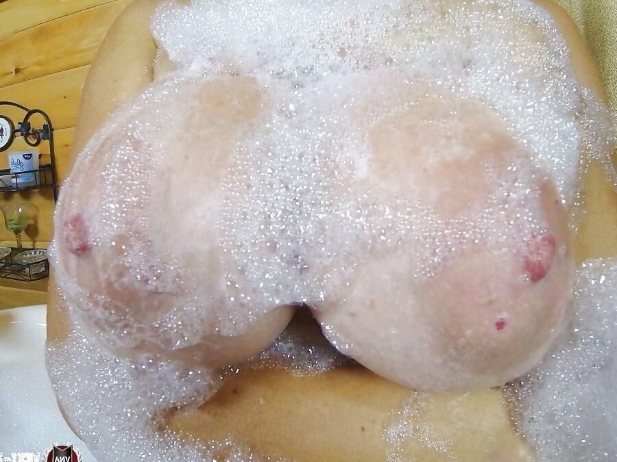 Vicky Vette - Boobs & Bubbles!